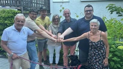 Bild: Freunde des Landestheaters Oberpfalz/exb
Hand in Hand geht es weiter, die Freunde des Landestheaters Oberpfalz entscheiden sich gegen eine Auflösung (von links): Bernd Hofmann (2. Vorsitzender), Uli Münchmeier (Beisitzer), Klaus Meierhöfer (Schriftführer), Monika Höllerer (Kassenwartin), Heiner Reber (Vorsitzender), Bernhard Wiederer (Beisitzer) und Vroni Hofmann (Beisitzerin).