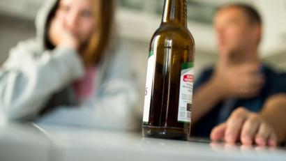 Symbolbild: Alexander Heinl/dpa/dpa-tmn
Kinder suchtkranker Eltern geraten später oft selbst in eine Abhängigkeit oder leiden unter psychischen Problemen.