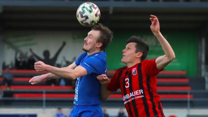 Bild: war
Duell der Nachbarn: Der SC Luhe-Wildenau und SV Etzenricht treffen zum Saisonauftakt der Landesliga Mitte aufeinander. Zuletzt lieferten sich SC-Spielertrainer Benjamin Urban (rechts) und SV-Stürmer Martin Pasieka in der Saison 22/23 in einem Bezirksliga-Punktspiel 
ein Kopfballduell.