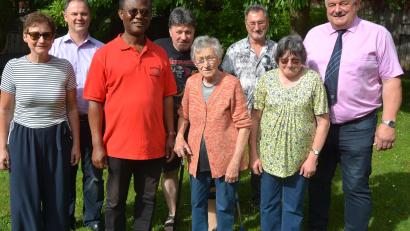 Bild: jr
Eine große Familienfeier gab es am Dienstag bei Maria Kolb, die ihren 90. Geburtstag feierte. Im Bild die Jubilarin mit (von links) Tochter Andrea, Stephan Forster, Pfarrer Dr. George Nnaemeka Oranekwu, Sohn Konrad, Jubilarin Maria Kolb, Sohn Ludwig, Tochter Maria und Bürgermeister Johann Burger.