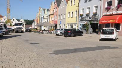 Bild: bey
Der Fleckerlteppich am Stadtplatz ist unübersehbar. Weil die Straße rechtlich noch Bundesstraße ist, dürfen hier auch Lkw fahren.