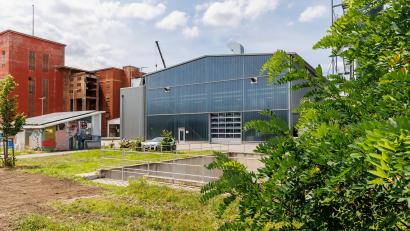 Bild: Hösamer
Dort, wo jetzt noch ziegelrote Produktionshallen (links) stehen, soll neben der Klärschlammtrocknung (rechts) eine Verbrennungsanlage gebaut werden.