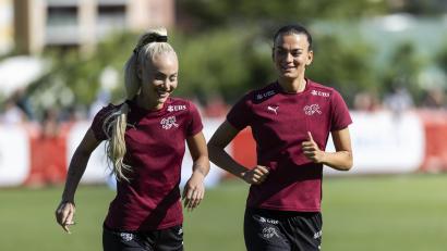 Bild: Cyril Zingaro/dpa
Alisha Lehmann (links) und Riola Xhemaili haben beim Training der Schweizer Frauenfussball-Nationalmannschaft freilich mehr zu lachen, als beim 1:7 gegen die U15-Junioren des FC Luzern.