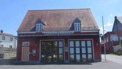 Bild: fz
Schmuckes Feuerwehrhaus in Pirk. Aber mit der Auflösung der Werksfeuerwehr Constantia kommen auf die Gemeinde Probleme zu. Weitere Einsatzfahrzeuge sind hierin nicht mehr unterzubringen.