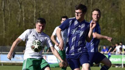 Bild: mhs
In der Liga treffen der TSV Stulln (weiße Trikots) und der FC Schmidgaden auch kommende Spielzeit aufeinander. Am Samstag spielen sie schon beim Quadrus-Cup gegeneinander.