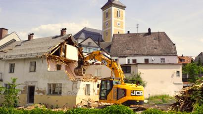 Bild: bkr
Die Greifzange des Baggers nimmt das alte Riedl-Haus ins Visier. Grün- und Gartenflächen entstehen dort.