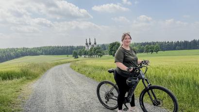 Bild: Sabrina Busch/exb
Eines der großen Hobbys der neuen Tourismus-Chefin Sabrina Busch ist das E-Bike-Fahren. Hier ist sie mit ihrem Pedelec bei einem Ausflug zur Großen Kappl bei Waldsassen zu sehen.