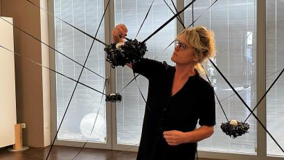 Bild: Susanne Schwab
Hanna Regina Uber bei der Arbeit an ihrer Installation, die aus alten Videobändern und Steinen besteht und auf die rasanten Veränderungen unserer Zeit Bezug nimmt.