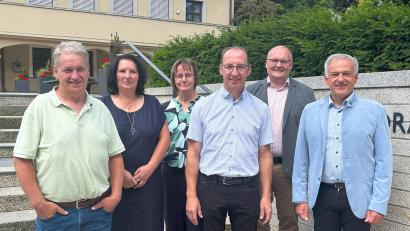 Bild: LRA TIR/Dominik Göhl
Rudolf Schmeller (links) übernimmt die Hochbauabteilung von Martin Thoma (Dritter von rechts). Es gratulierten von (von links) Personalratsvorsitzende Ramona Wiesent, Personalleiterin Inge Üblacker, Büroleiter des Landrats: Wolfgang Fenzl und Landrat Roland Grillmeier.
