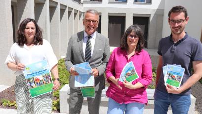 Bild: Stadt Tirschenreuth/Mirko Streich
Bürgermeister Franz Stahl (Zweiter von links) mit Birgit Plößner, Petra Römer und Sebastian Rosnitschek (von links) bei der Vorstellung des Ferienprogramms.