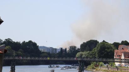 Bild: Simon Rothfischer
Eine meterhohe Rauchsäule erhebt sich über dem Regensburger Norden. In einer ehemaligen Gaststätte ist am Mittwochnachmittag ein Feuer ausgebrochen.