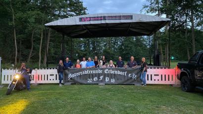 Bild: Semi Smith
Die Motorradfreunde Erbendorf laden am Wochenende zum Spendenfestival ein. Das Bild zeigt Präsident Erwin Heimerl (Dritter von links) mit einem Teil der Helfer vor der Bühne, auf der die Bands auftreten werden.