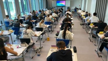 Bild: thn
Die Räume der neuen Schule ermöglichen, dass aus sechs Unterrichtsräumen zwei große Säle werden, in denen die Abschlussprüfungen geschrieben werden.