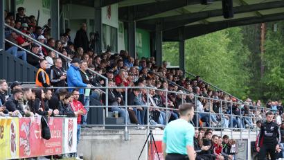 Archivbild: Dieter Jäschke
So voll wäre die Tribüne im Stadion des SC Luhe-Wildenau gewiss auch am ersten Spieltag gegen den Nachbarn des SV Etzenricht geworden.