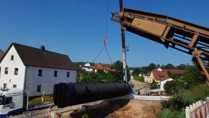 Bild: Andreas Riedl/exb
Bei den Bauarbeiten in Kondrau ist die Löschwasserzisterne in den Boden eingebaut worden. 100 Kubikmeter fasst der Behälter.