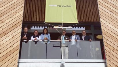 Bild: dob
Ein großer Tag für die Marktgemeinde Tännesberg: Das Haus der Biodiversität ist eröffnet. Landrat Andreas Meier, Dekan Alexander Hösl, Staatsministerin Michaela Kaniber, Architekt Christian Schönberger, ALE-Behördenleiter Oberpfalz, Kurt Hillinger und Bürgermeister Ludwig Gürtler (von links).