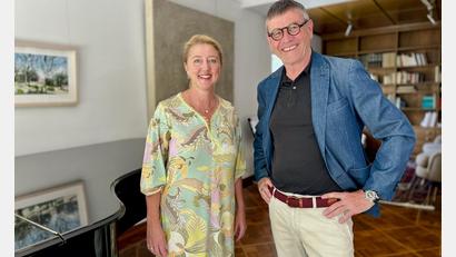 Bild: Gabi Schönberger
Christoph Thomas überraschte Andrea Trottmann mit der Bitte, die Leitung des Vereins Weidener Meisterkonzerte zu übernehmen. Nach kurzer Überlegung stimmte sie zu und erhielt das Vertrauen der Mitglieder.