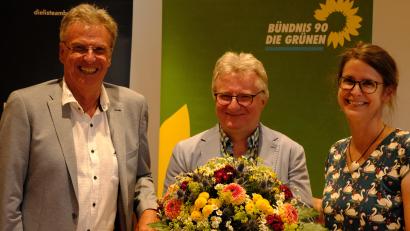 Bild: gsp
Glückwunsch und Blumen gibt es für Hans-Jürgen Bumes (Mitte) durch Claudia Ried (Bündnis 90/Die Grünen) und Albert Schindlbeck (Die Liste Amberg). Er soll als Oberbürgermeister-Kandidat für die beiden Parteien/Gruppierungen antreten.
