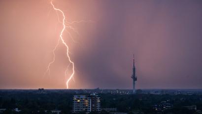Symbolbild: Julian Stratenschulte/dpa
Für weite Teile der Oberpfalz hat der Deutsche Wetterdienst eine Unwetterwarnung herausgegeben.