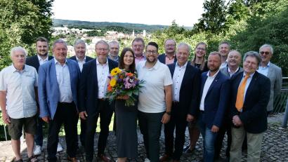 Bild: Christopher Würz/Freie Wähler
Landratskandidat Stefan Kroher mit seiner Ehefrau Julia, hinter ihm die Kreisvorstandschaft der Freien Wähler Amberg-Sulzbach u.a. mit MdL Bernhard Heinisch, Kreisvorsitzenden/Landesvize Hans Martin Grötsch und FW-Kreistagsfraktionssprecher Peter Dotzler.