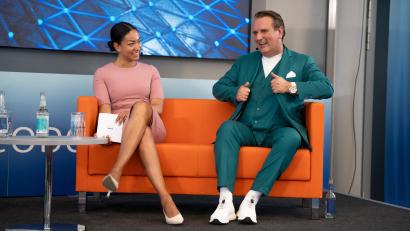Bild: Marina Gube
Zu Beginn hieß es für ihn: Winnetou oder Möbelhaus: Starinvestor Ralf Dümmel, bekannt aus der "Höhle der Löwen", spricht beim "Denk.summit" in Weiherhammer mit Moderatorin Stefanie Dechant über seine Karriere.