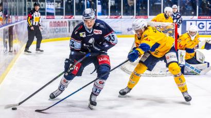 Bild: Tobias Neubert
Constantin Vogt (links) ist einer der sieben Spieler im Kader der Blue Devils Weiden, die die RB-Akademie in Österreich besucht haben.