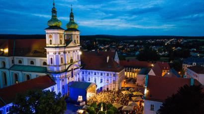 Bild: Stadt Waldsassen/Drone-Pics.de
Von Freitag bis Sonntag feiert Waldsassen Europa: Die Stadt hat auf dem großen Platz zwischen Basilika und Rathaus drei Open-Air-Abende mit verschiedenen Genres für alle Altersgruppen initiiert.