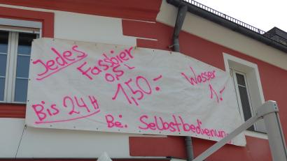 Archivbild: mfh
Mit diesem auf die Schnelle selbst besprühte Banner wurden beim Altstadtfest 2024 die Bier-Kampfpreise in der Bar Stadtgespräch beworben – es war eine Protestaktion, die es dieses Jahr nicht mehr geben soll.