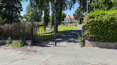 Bild: Susanne Forster
Über das Tor am Unteren Friedhof in Bärnau gab es Redebedarf. Bürger wendeten sich an die Stadt, da es Tor nach längerer vollständigen Öffnung nun wieder halbseitig verschlossen ist.
