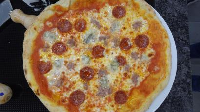Bild: ui
Pizza mit Salami, Gorgonzola und Knoblauch ist nur eine der unzähligen Varianten, mit der man die beliebte Spezialität belegen kann.