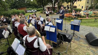 Bild: mgo
Neustadts Bürgermeister Sebastian Giering dirigiert zum Auftakt der Serenaden den „Bayerischen Defiliermarsch“.