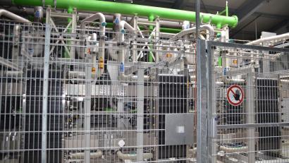 Bild: ak
Speichersdorf will sich energietechnisch Aufstellen für die Zukunft. Auch die Wasserstoffgewinnung durch Elektrolyse (wie hier bei der Zenob in Wunsiedel) wird in Speichersdorf in Erwägung gezogen.