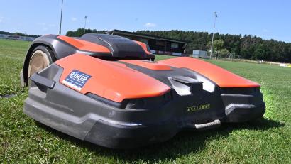 Bild: gf
Personalsorgen haben die Poppenrichter Sportvereine, denn keiner will die Aufgabe des Platzwarts übernehmen. Für die Rasenpflege sorgen künftig beim SLV Traßlberg und beim SVM Poppenricht Rasenmähroboter und den Sportvereinen billigte der Gemeinderat einen Zuschuss von 15 Prozent auf die Anschaffungskosten zu.