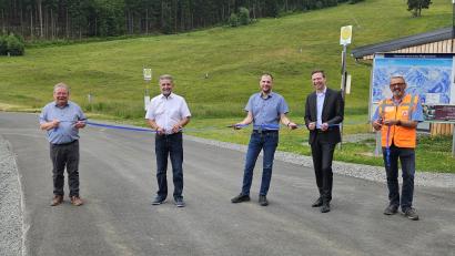 Bild: gis
Strahlende Gesichter beim offiziellen Banddurchschnitt (von links): Verwaltungsleiter Lothar Huber, Erster Bürgermeister Franz Tauber, Geschäftsleiter Asphaltbau/Firma Markgraf Stefan Eulefeld, Landrat Florian Wiedemann sowie Bauleiter Asphalt/Straßenbau/Firma Markgraf Reinhold Schiener freuen sich über den gelungenen Abschluss des Projekts.