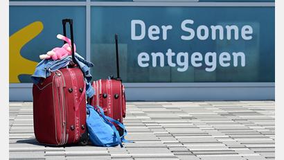 Symbolbild: Uwe Zucchi/dpa
Alles drin: Mit gut gepackten Koffern geht es der Sonne entgegen.
