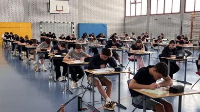 Bild: hdk
Die 48 Abschlussschüler bei ihren Prüfungen im Fach Englisch am Freitag in der Schulturnhalle.