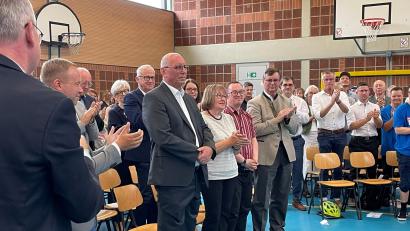 Bild: Susanne Schwab
Mit stehenden Ovationen verabschiedeten die rund 120 Gäste des Festakts den scheidenden Vorstandsvorsitzenden der Lebenshilfe Eduard Freisinger in den Ruhestand.
