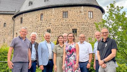 Bild: HeimatUnternehmen NordOberpfalz
Große Freude vor der Burg Falkenberg: (v.l.) Alfred Wolf (Vorsitzender des Vereins Via Carolina – Goldene Straße e.V.), Robert Lindner (Vorsitzender ILE Naturparkland Oberpfälzer Wald e.V. im Landkreis Neustadt/WN), der Landrat des Landkreises Tirschenreuth Roland Grillmeier, Isabel Sommerer (Projektmanagerin Kreisentwicklung Landkreis Tirschenreuth), Bernhard Lindner (Vorsitzender ILE AOVE Arbeitsgemeinschaft Obere Vils-Ehenbach), Katja Stiegler (Geschäftsführerin ILE AOVE Arbeitsgemeinschaft Obere Vils-Ehenbach), Kurt Hillinger (Behördenleiter ALE Oberpfalz), Willi Perzl (früherer Abteilungsleiter ALE Oberpfalz) und Bernd Sommer (Vorsitzender ILE IKOM Stiftland).
