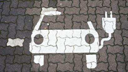 Bild: Julian Stratenschulte/dpa/dpa-tmn/Symbolbild
Das Elektroauto hat sich in Amberg längst etabliert. Immer weniger sind mit dem Benziner unterwegs.