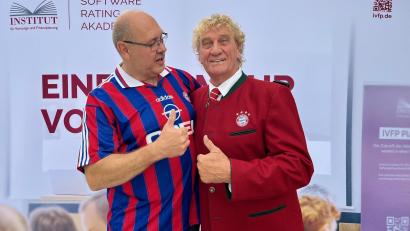 Bild: Gabi Schönberger
Ein Bild mit Jean-Marie Pfaff (rechts) war in Neustadt/WN auch bei Gerhard Schricker gefragt.