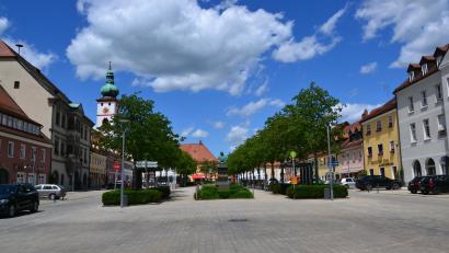Bild: Thorsten Schreiber
Der Tirschenreuther Maximilianplatz mit der katholischen Stadtpfarrkirche (hinten, links) ist laut integriertem städtebaulichen Entwicklungskonzept ein Aushängeschild der Stadt. Zwischen 2007 und 2009 wurde er neu gestaltet. Rund um die Altstadt gibt es aber noch einiges zu tun,