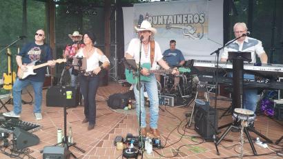 Bild: Kunz
Countryband "Mountaineros" begeistert die Sommerserenaden-Besucher im Max-Reger-Park.