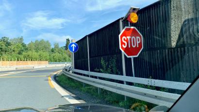 Symbolbild: Gabi Schönberger
Der Ersatzneubau der Lärmschutzwand an der A93 zwischen den Anschlussstellen Windischeschenbach und Neustadt/WN beginnt am 30. Juni. Wegen der Baustelle sind Verkehrsbehinderungen möglich.