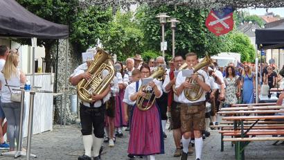 Archivbild: Lowak
Mit dem Einzug der Blaskapelle, aller Ehrengäste und den Abordnungen der Vereine beginnt das "Fest" in Windischeschenbach.