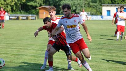 Archivbild: Dieter Jäschke
Odijon Anushervoni (Mitte und hier in einem Spiel gegen Jahn Regensburg) erzielte im Testspiel gegen den 1. FC Rieden seinen ersten Treffer im Trikot des SC Luhe-Wildenau.