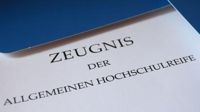 Bild: Karl-Josef Hildenbrand/dpa
Endlich halten die bayerischen Gymnasiasten der Abschlussklassen 2025 es in den Händen: Ihr Zeugnis der allgemeinen Hochschulreife. (Archivbild)