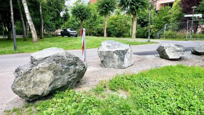 Bild: Gabi Schönberger
Aus Sicherheitsgründen sind im Max-Reger-Park in Weiden mehrere Felsbrocken installiert worden.