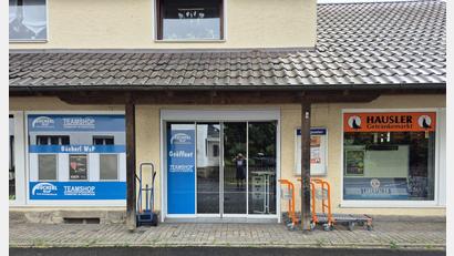 Bild: Markus Schiesl/exb
Links Sportartikel, rechts Getränke: Die Gemeinde Altendorf kann mit dieser Kombination in der Nabburger Straße Nummer 5 zwar den Dorfladen nicht ersetzen, aber zumindest einen Teil des Bedarfs decken.