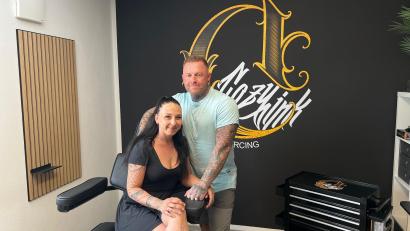 Bild: juh
Internationale Künstler und Wohnzimmer-Atmosphäre: Lukas und Julie Milbauer bieten in ihrem neuen Tattoostudio "Cozyink" in Pirk ein besonders Konzept.