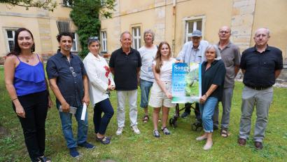Bild: tra
Ein breites Spektrum an Kunst bieten Kaja Oursin, Giovanni Pannella, Gabriella Goldschmidt, Gerd Seidel, Stefan Link, Charlotte Sperl, Klosterdirektor P. Ulrich Schrapp, Margot Babl, Siegfried Link und Herbert Scharl (von links).